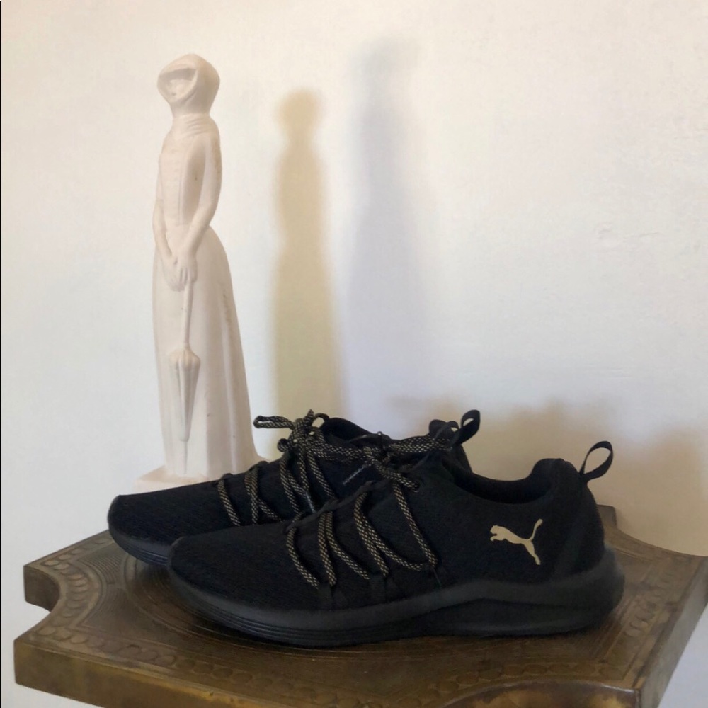 Woman’s Black Puma Sneaker
